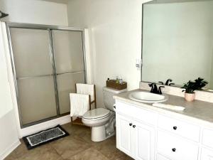 Ένα μπάνιο στο Cozy Private Room in Milton near Beaches