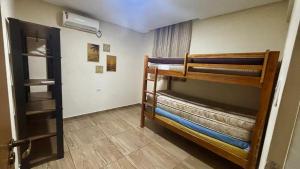 a room with two bunk beds in a room at 4 quartos, sendo 2 suítes - uma com varanda privativa, a 700m da Praia da Boca da Barra e 2,5km da orla de Tamandaré, Wifi 200MB e cozinha completa - Piscina e estacionamento privativos - Ideal para grupos e famílias - tranquilo para home office in Tamandaré +53 photos