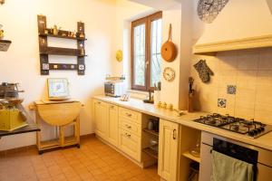 Η κουζίνα ή μικρή κουζίνα στο Panoramic Villa with Exclusive Pool in Irpinia