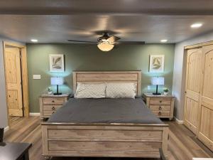 Postel nebo postele na pokoji v ubytování 12 Creekside Retreat - King Suite