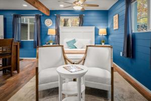 Posezení v ubytování 16 Creekside Retreat