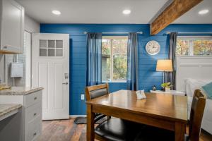 Kuchyň nebo kuchyňský kout v ubytování 16 Creekside Retreat