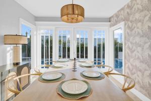 Swimmingpoolen hos eller tæt på Bali Resort with Pool, Golf Sim, Putting Green