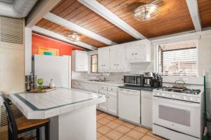 a kitchen with white appliances and a wooden ceiling at 47 Creekside Retreat House in Sedona +19 photos