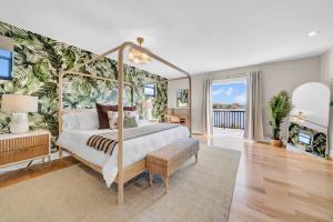 En eller flere senge i et værelse på Bali Resort with Pool, Golf Sim, Putting Green