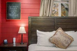 Postel nebo postele na pokoji v ubytování 19 Creekside Retreat