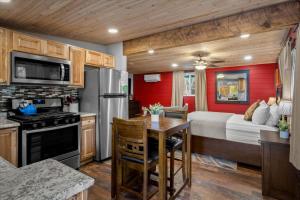 Kuchyň nebo kuchyňský kout v ubytování 19 Creekside Retreat