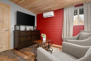 TV a/nebo společenská místnost v ubytování 19 Creekside Retreat