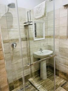 een badkamer met wastafel en douche bij Canvas Lofts 2 – Famona duplex 2-bed - 2311 in Bulawayo +7 foto's