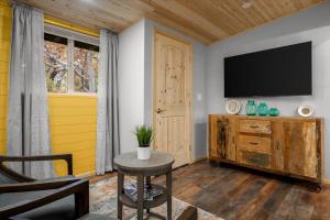 TV a/nebo společenská místnost v ubytování 20 Creekside Retreat