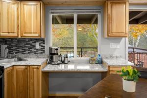 Kuchyň nebo kuchyňský kout v ubytování 20 Creekside Retreat