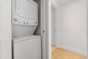 eine weiße Waschmaschine und ein Trockner in einem Zimmer in der Unterkunft Lyfe Resort Oceanfront Luxury Apartment - Exclusive Stay in Hollywood Beach in Hollywood + 65 Fotos