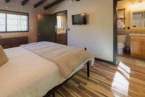 Giường trong phòng chung tại Destination Oak Creek 1 - with private patio