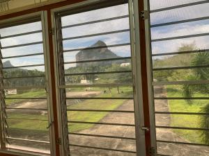 een uitzicht vanaf de voordeur van een huis bij Agnes Haven in Ban Khlong Haeng