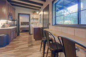 Кухня или мини-кухня в Destination Oak Creek 9 - with shared patio
