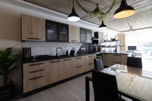 O bucătărie sau chicinetă la Bright and Modern Apt with an Industrial Touch