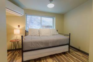 Кровать или кровати в номере Destination Oak Creek 5 - with shared patio