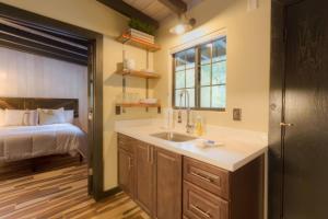 Giường trong phòng chung tại Destination Oak Creek 7 - with shared patio