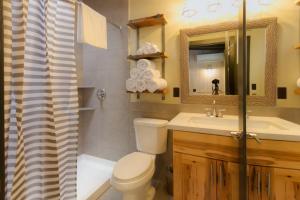 Phòng tắm tại Destination Oak Creek 7 - with shared patio