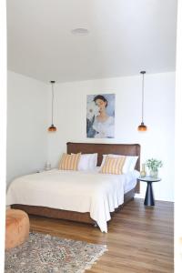 a bedroom with a bed and a painting on the wall at מעגל השמש in Poriyya Illit