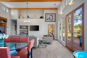 TV a/nebo společenská místnost v ubytování Adobe Hacienda- Inn Keepers House