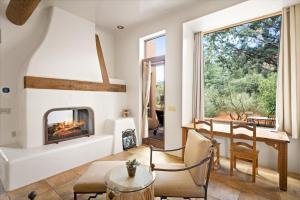 Χώρος καθιστικού στο Adobe Village Villa - Purple Lizard