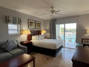 Postel nebo postele na pokoji v ubytování Bluebeard's Castle Resort