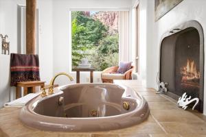 Φωτογραφία από το άλμπουμ του Adobe Village Villa - Purple Lizard σε Oak Creek +32 φωτογραφίες