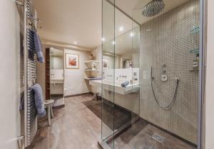 Koupelna v ubytování Chalet Montanum, 9 pax - Courchevel, Bed & Breakfast + 21 fotografií