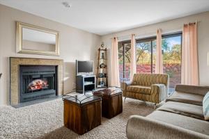 ein Wohnzimmer mit Couch und Kamin in der Unterkunft Supai- Adobe Village condo - 2 bedroom in Oak Creek