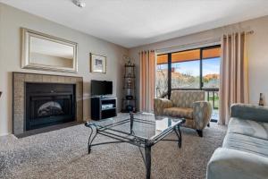 ein Wohnzimmer mit Couch und Kamin in der Unterkunft Toroweap - Adobe Village condo - 2 bedroom in Oak Creek