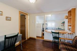 Η κουζίνα ή μικρή κουζίνα στο 1-Bedroom Cottage #1 - White Pine