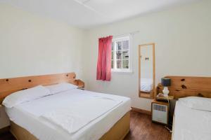 Ένα ή περισσότερα κρεβάτια σε δωμάτιο στο 1-Bedroom Cottage #1 - White Pine