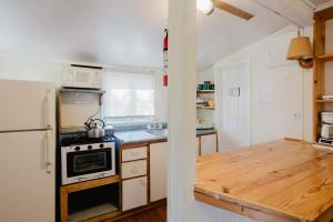 Η κουζίνα ή μικρή κουζίνα στο 1-Bedroom Cottage #1 - White Pine