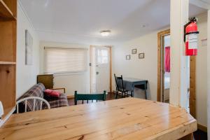 Χώρος καθιστικού στο 1-Bedroom Cottage #1 - White Pine +4 φωτογραφίες