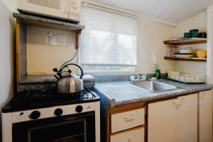 Η κουζίνα ή μικρή κουζίνα στο 1-Bedroom Cottage #1 - White Pine