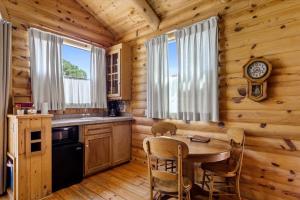 eine Küche mit Tisch und Stühlen in einer Hütte in der Unterkunft Adobe Village Villa with Private Patio- Wilderness in Oak Creek + 31 Fotos