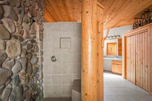 eine Steinwand in einem Badezimmer mit Dusche in der Unterkunft Adobe Village Villa with Private Patio- Wilderness in Oak Creek