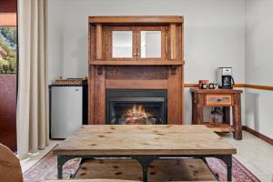 ein Wohnzimmer mit Kamin und Tisch in der Unterkunft Studio Suite- Country in Oak Creek + 28 Fotos