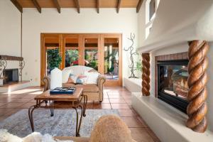 ein Wohnzimmer mit Kamin und Couch in der Unterkunft Studio Suite- Country in Oak Creek