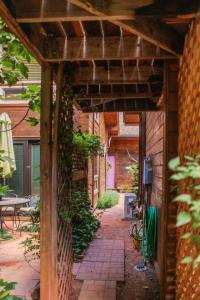 een buitenterras met een houten pergola bij Rustic Cabin for 2 in Oak Creek Cabin - WILD ROSE in Indian Gardens +8 foto's