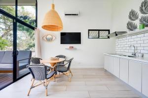 Televiisor ja/või meelelahutuskeskus majutusasutuses Favela Chic Boutique Bungalows - Adults Only