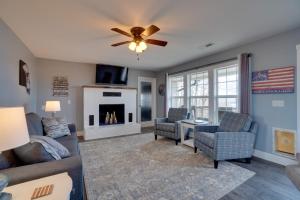 Posezení v ubytování Table Rock Lake Home - Fire Pit and Lake Views!