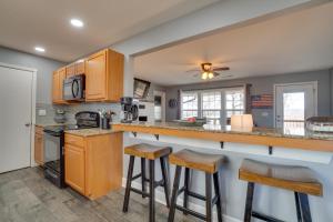 Kuchyň nebo kuchyňský kout v ubytování Table Rock Lake Home - Fire Pit and Lake Views!