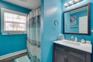 Koupelna v ubytování Table Rock Lake Home - Fire Pit and Lake Views! + 24 fotografií