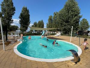 Bazén v ubytování Mirabella Camping nebo v jeho okolí