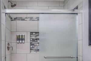 una doccia con una porta in vetro in un bagno di 3BR 2BTH Waterfront Vacation Rental on Riverwalk to Downtown McHenry with Pier a McHenry Altre 57 foto