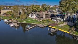 una vista aerea di una casa sull'acqua di 3BR 2BTH Waterfront Vacation Rental on Riverwalk to Downtown McHenry with Pier a McHenry