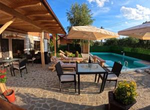 Bazén v ubytování CASA DE VACANTA CLARA MARIA nebo v jeho okolí