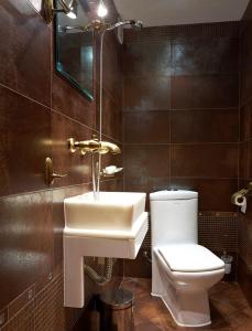 een badkamer met wastafel en toilet bij Радева къща Жеравна in Zheravna